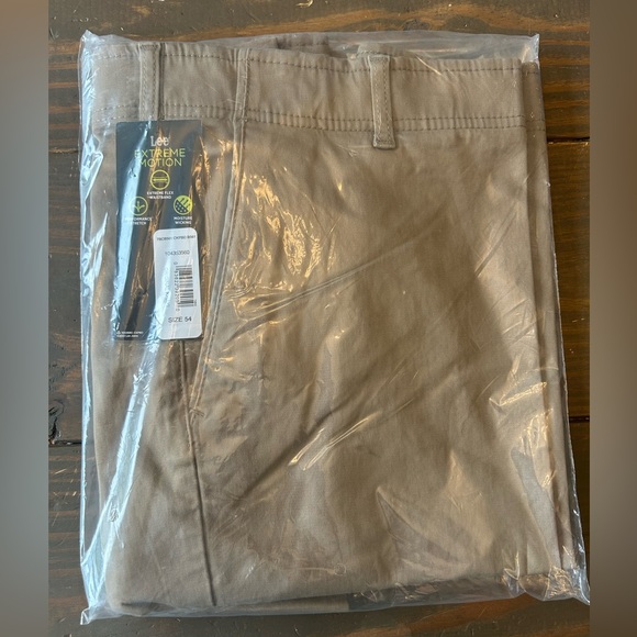 Lee Other - Lee Men’s Extreme Motion Shorts Size 54 Khaki Stretch Chino Casual Flat Front